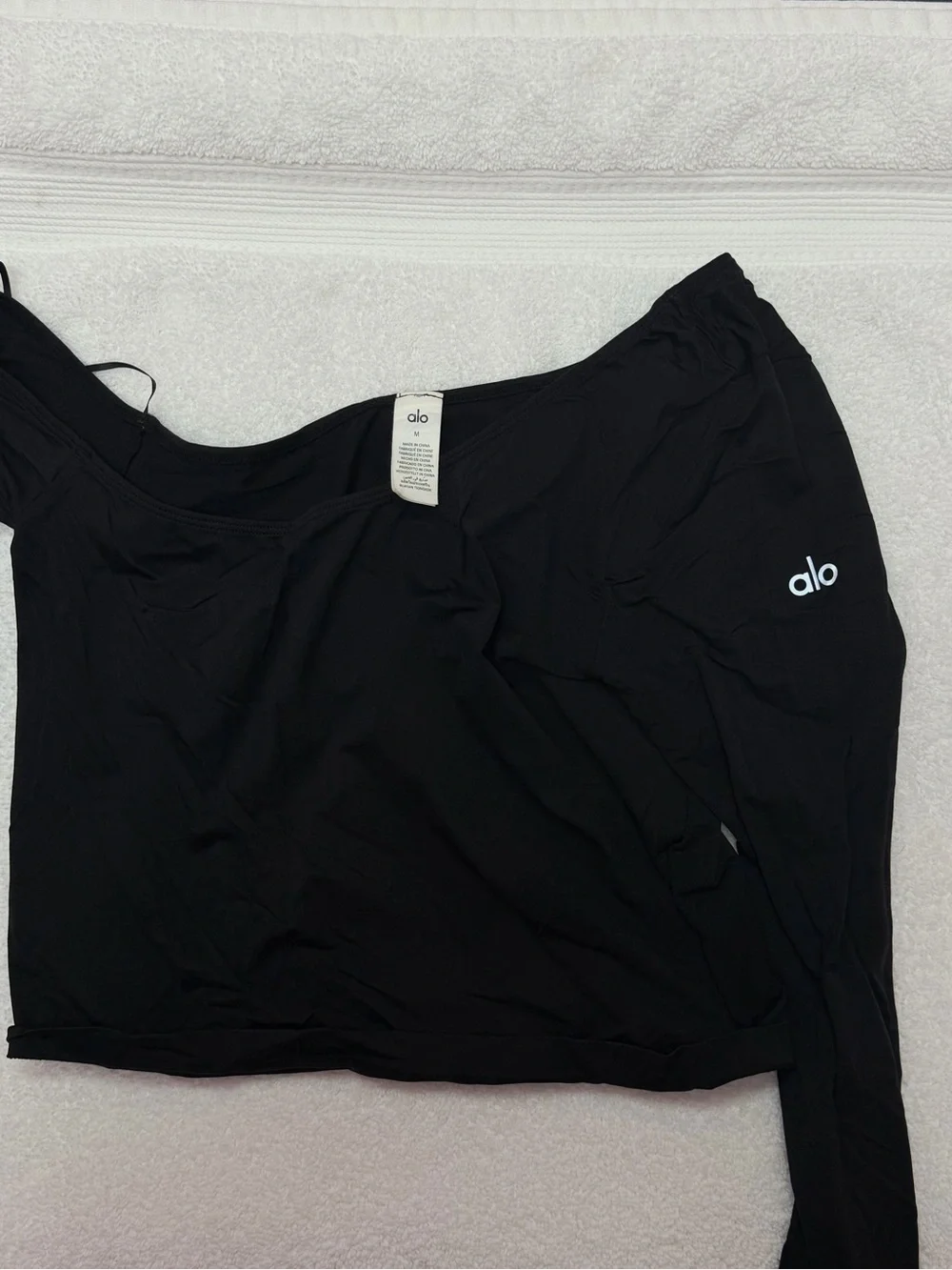 Alo Yoga Women's Black Long Sleeve Crop Top